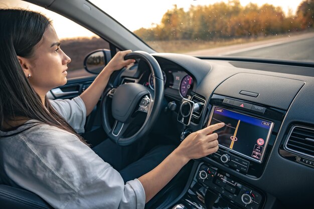 Jak technologie multimedialne zmieniają nasze doświadczenia za kierownicą?